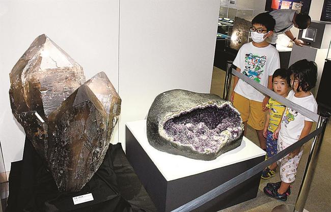 大きな石英に見入る子どもたち＝大田市三瓶町、サヒメル