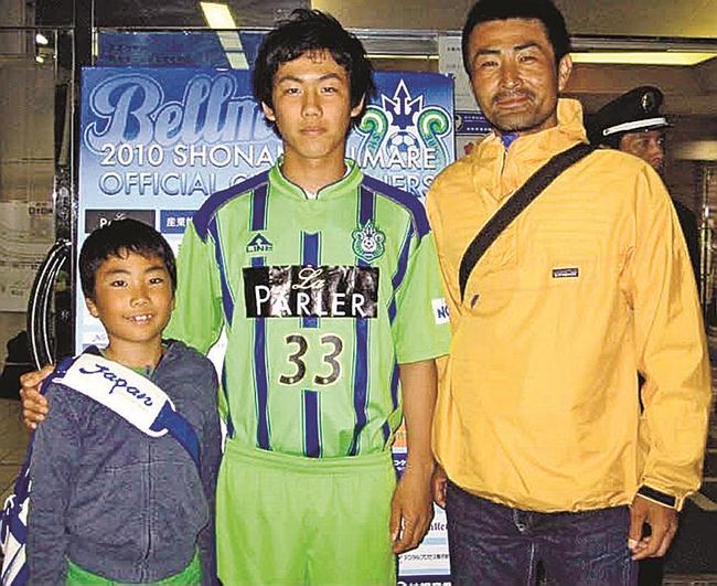 湘南ベルマーレ時代の遠藤航（中央）と記念写真に収まる高橋奨さん（右）＝２０１０年１１月