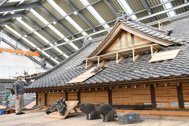 報道陣に公開された旧大社駅の屋根＝出雲市大社町北荒木