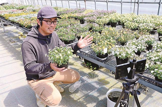 ユーチューブに配信する動画を撮影する村岡佑基さん＝鳥取県北栄町東高尾、村岡オーガニック