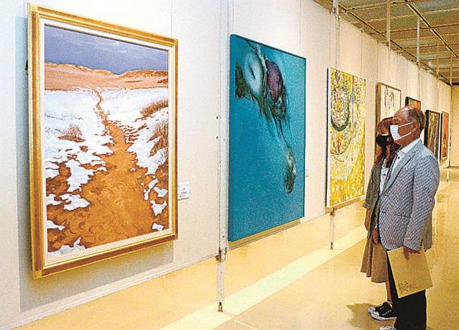 洋画部門の力作の数々＝鳥取市東町２丁目、鳥取県立博物館
