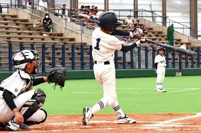 熱戦を繰り広げる選手たち＝出雲市矢野町、出雲ドーム