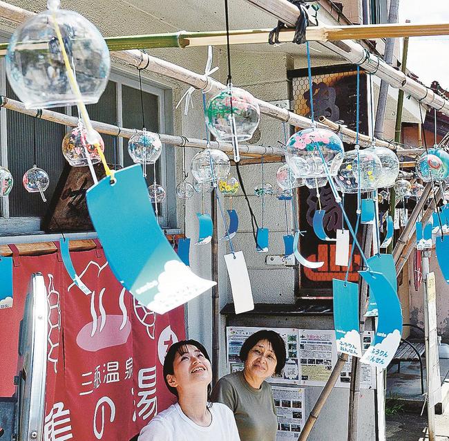 風になびき、涼しげな音を響かせる風鈴＝大田市三瓶町、亀の湯