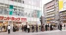 昨年３月、大阪・道頓堀のドラッグストアで、マスクなどを求め開店前から並ぶ人たち