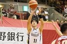 【第２戦・島根－越谷】第３クオーター、島根の中村太地が３点シュートを放つ＝越谷市立総合体育館