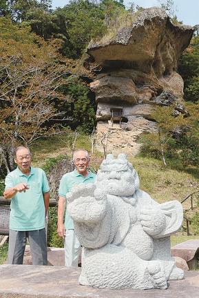 鬼岩の前に設置された石像＝大田市大屋町
