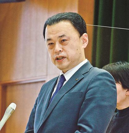 涙ぐみながら記者の質問に答える、丸山達也島根県知事＝松江市殿町、島根県庁