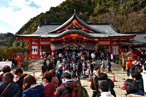 初詣客でにぎわう太皷谷稲成神社＝島根県津和野町後田