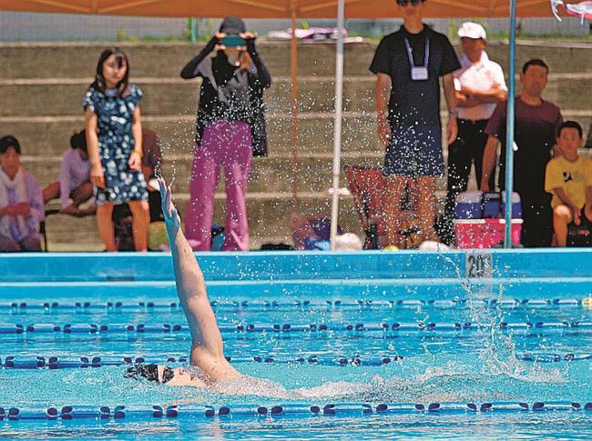 背泳ぎを披露する加藤理選手＝大田市大田町、市民公園プール