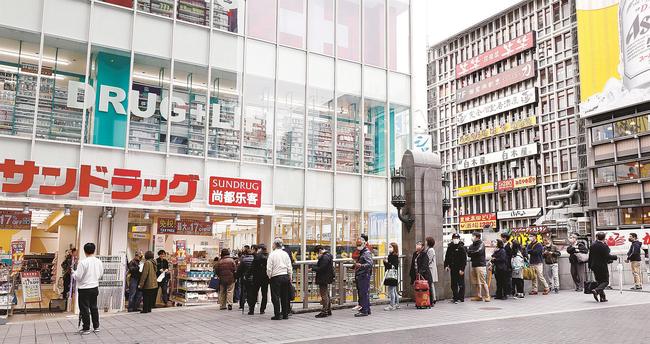 昨年３月、大阪・道頓堀のドラッグストアで、マスクなどを求め開店前から並ぶ人たち