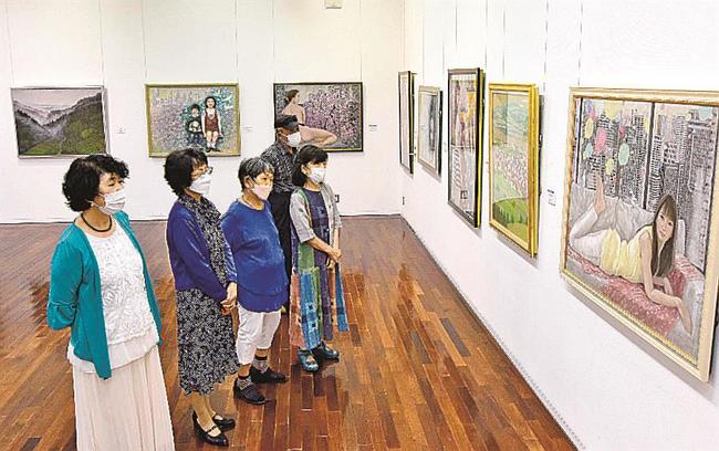 作品を鑑賞する(手前左から)梅野美和子さん、斎藤理恵子さん、村岡万子さん、児玉美智子さん=益田市有明町、島根県芸術文化センター・グラントワ