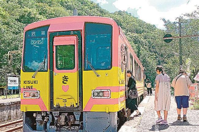 備後落合駅から宍道行きの木次線に乗り込む鉄道ファンたち＝７月１６日午後２時３８分、広島県庄原市西城町