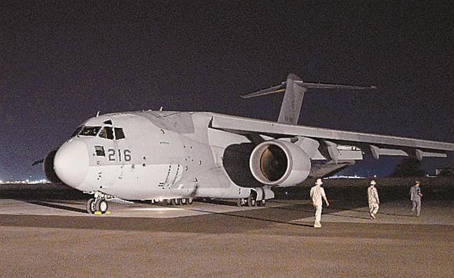 スーダンから退避した邦人らを乗せ、ジブチの拠点に到着した自衛隊機＝２４日（共同）