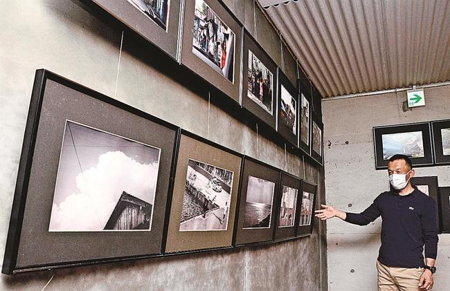 メンバーの作品を紹介する錦織淳さん＝雲南市木次町寺領、ワイナリー奥出雲葡萄園