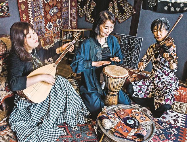 トルコの音楽を実演する３人。伝統的な楽器バーラマを弾く阪本理恵子さん（左）と作野美千枝さん（中央）、藤原才知さん（右）＝松江市西川津町