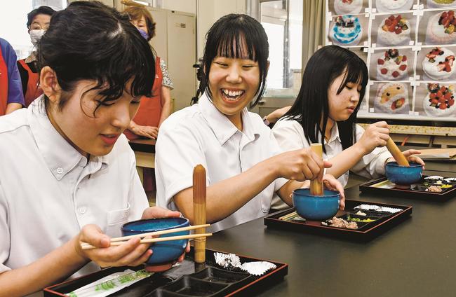 茶せんで泡立て、具材を加えて「ぼてぼて茶」を楽しむ生徒＝松江市乃木福富町、松江農林高校