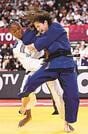 国際大会でフランス選手（左）と対戦する阿部詩選手＝２０２３年１２月、東京都内