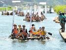 佐陀川を手作りいかだで下る周辺小学校の児童ら＝８月、松江市鹿島町