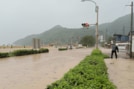 稲佐川が氾濫し、冠水した道路＝８日午前９時18分、出雲市大社町杵築北