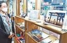 神門通りおもてなしステーションで展示されている複製原画と劇中の一場面＝出雲市大社町杵築南