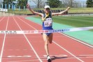 総合優勝のゴールテープを切るホシザキの山本啓輔＝松江市陸上競技場