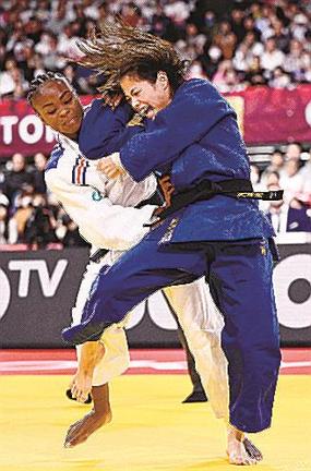 国際大会でフランス選手（左）と対戦する阿部詩選手＝２０２３年１２月、東京都内