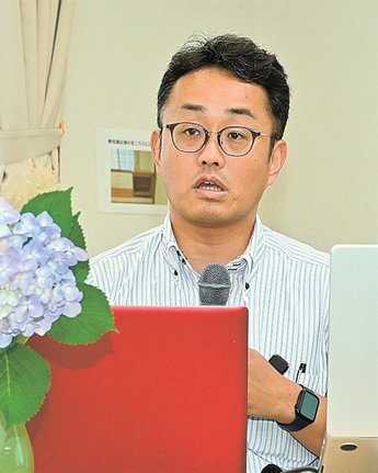 広瀬藩や歴代藩主について話す原田一さん＝安来市広瀬町広瀬、広瀬中央交流センター