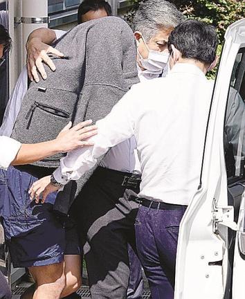 大麻取締法違反などの疑いで逮捕され、寮を出る日本大アメリカンフットボール部員の容疑者（左）＝５日午前、東京都中野区