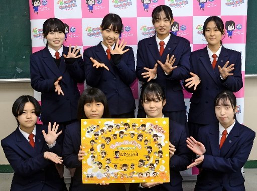 出雲弁のオリジナルＬＩＮＥスタンプを制作した生徒＝出雲市大津町、出雲商業高校
