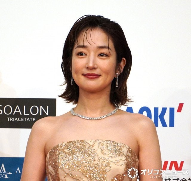 背中ばっくりのゴールドドレス姿を披露した高梨臨 (C)ORICON NewS inc.