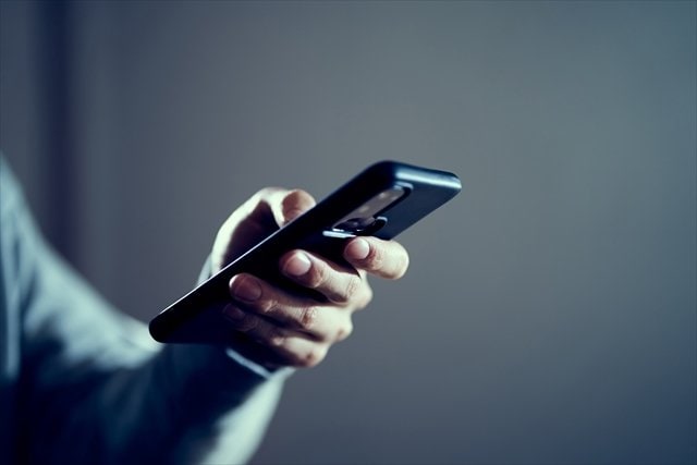 スマホを操作する男性