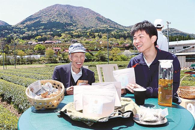 キクイモを使ったブレンド茶を考案した池田理葵さん（右）と大庭勇さん＝島根県津和野町直地、秀翠園