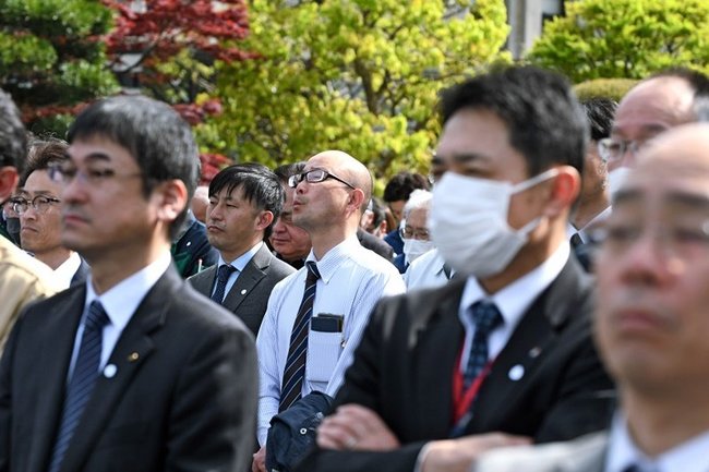 候補者の第一声に耳を傾ける有権者＝松江市内