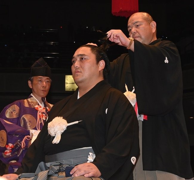 断髪式で八角親方にはさみを入れられる元隠岐の海の君ケ浜親方