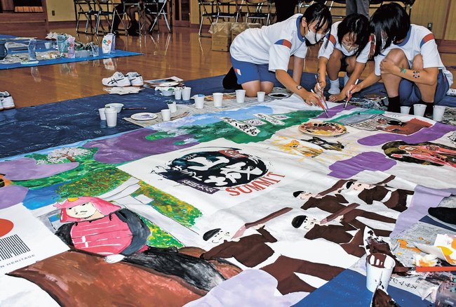中世益田をテーマに大型の絵画を制作する市内の中学生＝益田市須子町、市人権センター
