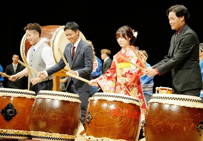 江川太鼓を楽しむ出席者＝島根県川本町川本、悠邑ふるさと会館