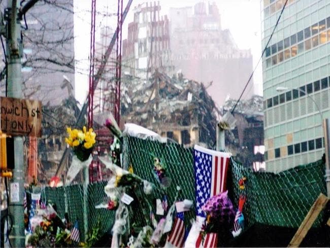 世界貿易センタービルの倒壊現場に寄せられた手紙や花束＝２００１年１２月、米ニューヨーク