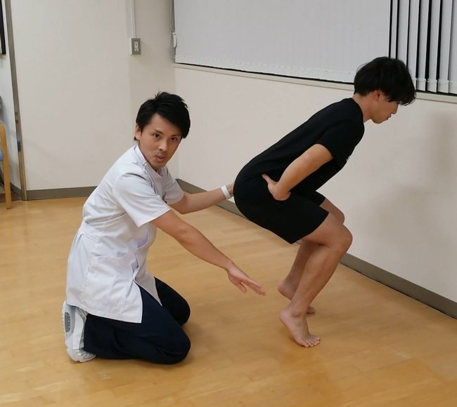 下半身を鍛える運動方法を紹介する川本晃平さん(左)
