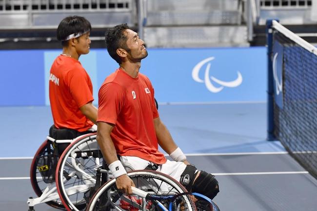 男子ダブルス２回戦で敗れた荒井（右）、三木組＝有明テニスの森公園