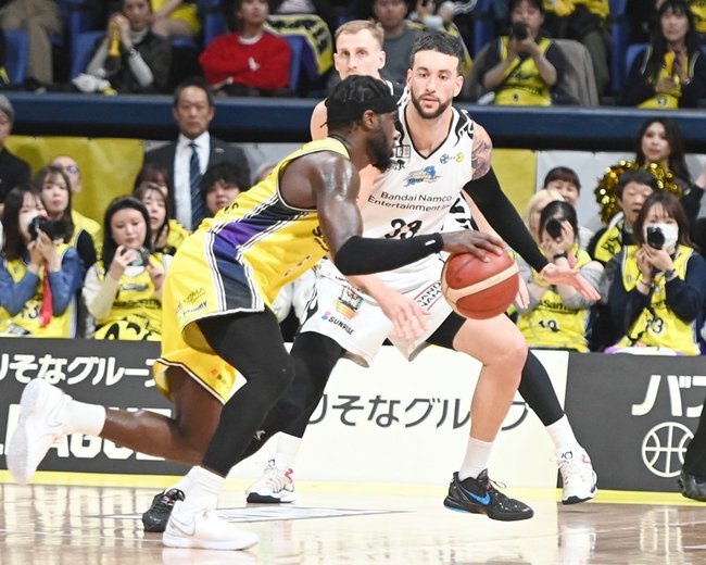 【第４３戦・島根ーＳＲ渋谷】第２クオーター、島根のエヴァンス・ルーク（右）がＳＲ渋谷のアンソニー・クレモンズをマークする＝有明コロシアム