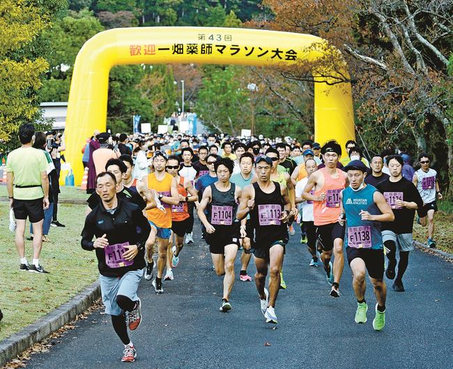 一畑薬師山上駐車場を勢いよくスタートする参加者＝出雲市小境町、一畑薬師（第４３回大会から）