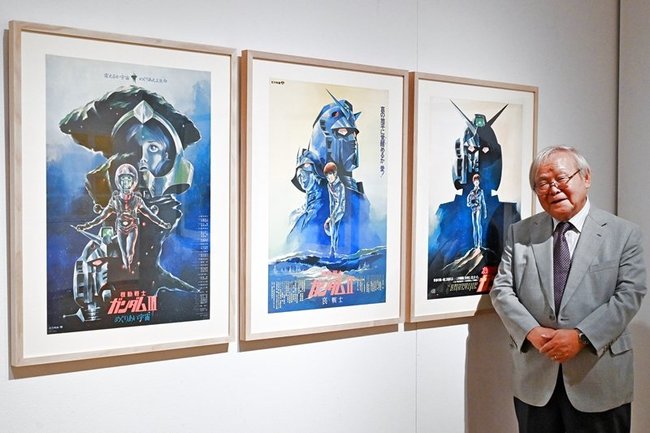 機動戦士ガンダムのポスターを前に思いを語る安彦良和さん＝益田市有明町、島根県文化芸術センター・グラントワ（（ｃ）創通・サンライズ）