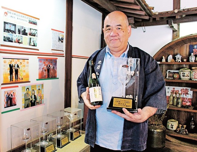 受賞酒と表彰盾を手にする古橋貴正社長＝島根県津和野町後田、古橋酒造