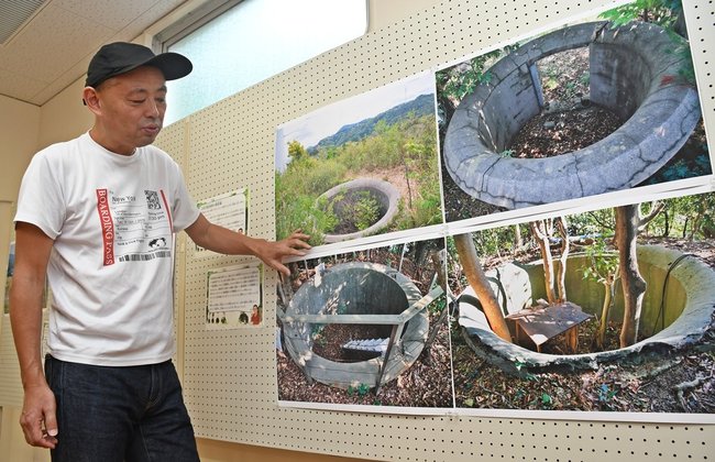 島根半島の山中に残る聴音壕の写真を紹介する高嶋敏展さん＝出雲市佐田町反辺、スサノオホール