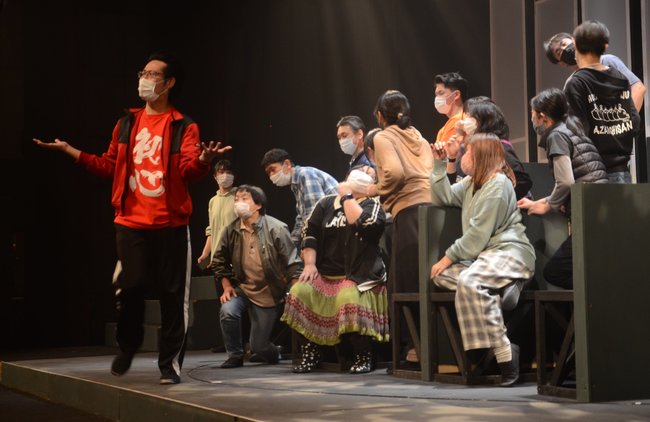 通し稽古に熱がこもる雲南市民演劇公演の出演者＝雲南市木次町里方