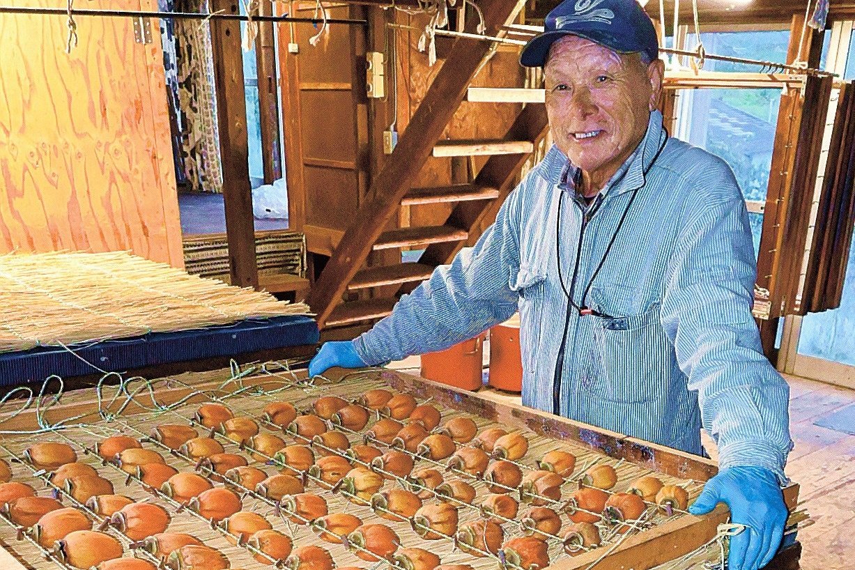 干し柿製造方法で特許取得 松江・東出雲の福岡さん わらの間に並べ屋内