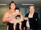 元横綱琴桜（右）と現役時代の父に抱かれる幼少期の琴ノ若（佐渡ケ嶽部屋提供）