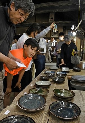 窯元の工房で温泉津焼を買い求める来場者＝大田市温泉津町温泉津