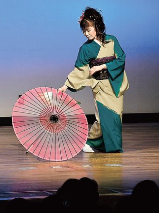 美しい舞を披露する「いろとりどり舞踊会」のメンバー=雲南市大東町中湯石、古代鉄歌謡館