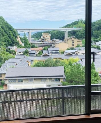 旅館の部屋から見える玉造温泉街＝松江市玉湯町玉造